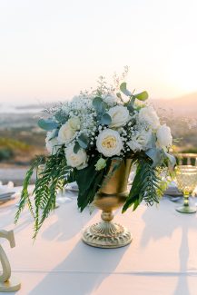 Ρομαντική διακόσμηση τραπεζιών δεξίωσης με λευκά τριαντάφυλλα και ευκάλυπτο