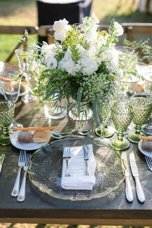 Όμορφη διακόσμηση τραπεζιών δεξίωσης με ορτανσίες και λυσίανθο