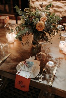 Ρουστίκ διακόσμηση τραπεζιών δεξίωσης με peach τριαντάφυλλα και ευκάλυπτο