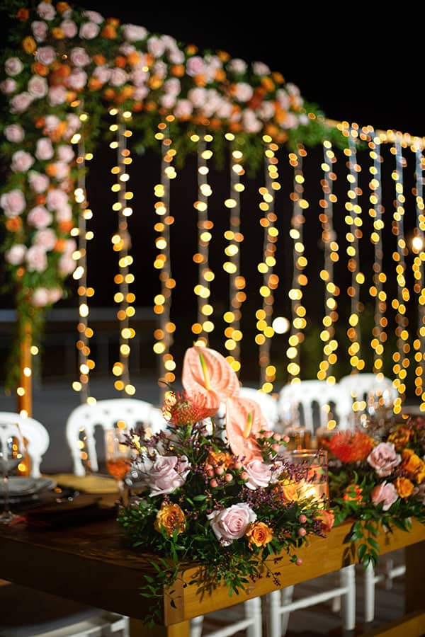 Όμορφος στολισμός τραπεζιών δεξίωσης με ροζ ανθούρια και τριαντάφυλλα