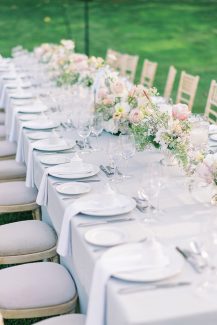 Ρομαντικός στολισμός τραπεζιών δεξίωσης με ροζ τριαντάφυλλα