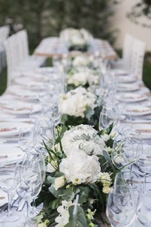 Όμορφη διακόσμηση τραπεζιών δεξίωσης με λευκές ορτανσίες