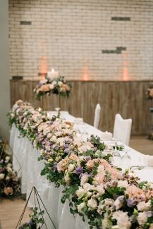 Tottaly romantic διακόσμηση γαμήλιου τραπεζιού με τριαντάφυλλα και ορτανσίες