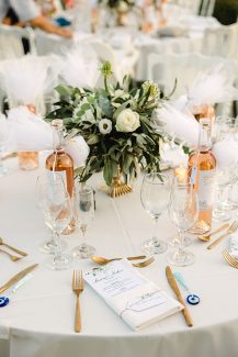 Όμορφη διακόσμηση τραπεζιών δεξίωσης με χρυσά centerpieces από τριαντάφυλλα και φύλλα ελιάς