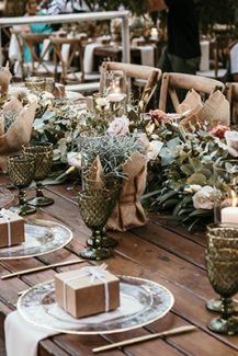 Ρουστίκ στολισμός τραπεζιών δεξίωσης με τριαντάφυλλα και κεριά