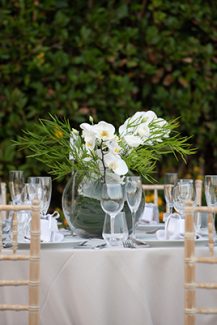 Διακόσμηση τραπεζιών δεξίωσης με λευκές ορχιδέες