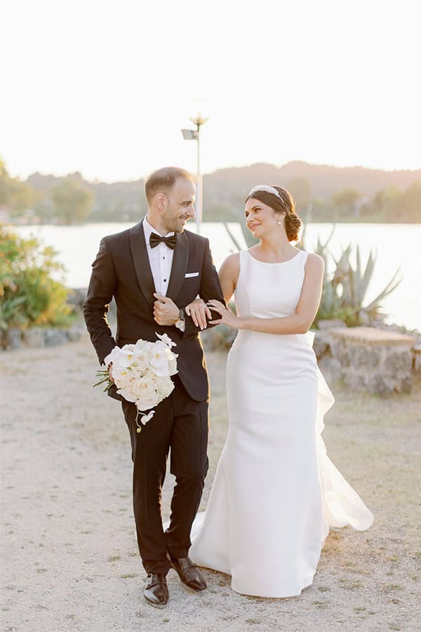 all-time-classic-summer-wedding-corfu-white-roses-lisianthus_01