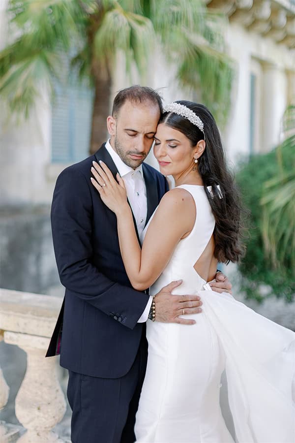 all-time-classic-summer-wedding-corfu-white-roses-lisianthus_01z