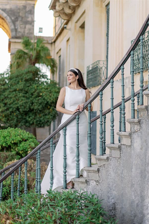 all-time-classic-summer-wedding-corfu-white-roses-lisianthus_03