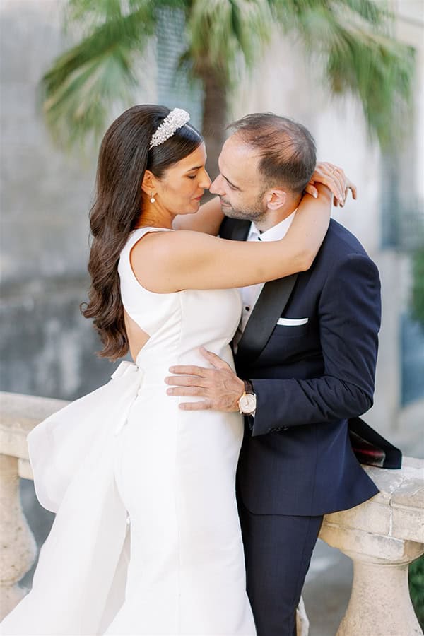 all-time-classic-summer-wedding-corfu-white-roses-lisianthus_03x