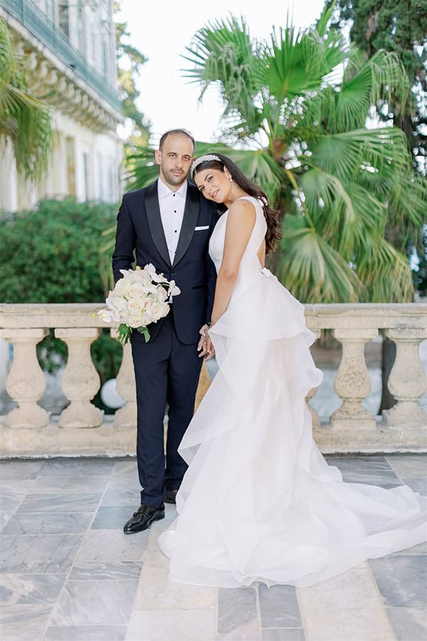 all-time-classic-summer-wedding-corfu-white-roses-lisianthus_04