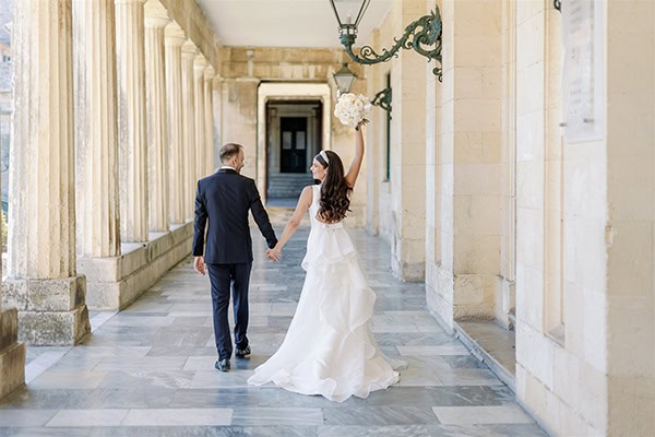 all-time-classic-summer-wedding-corfu-white-roses-lisianthus_07