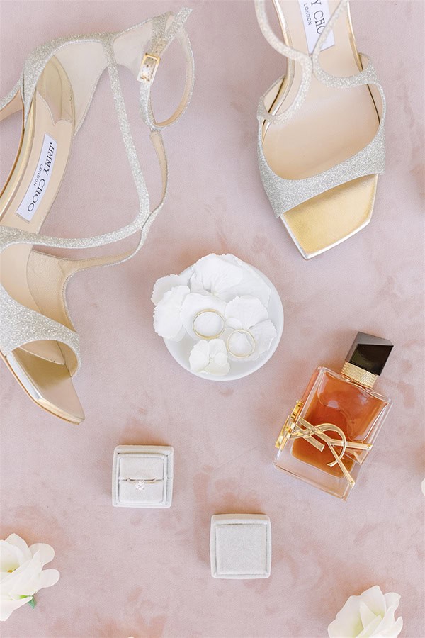 all-time-classic-summer-wedding-corfu-white-roses-lisianthus_09