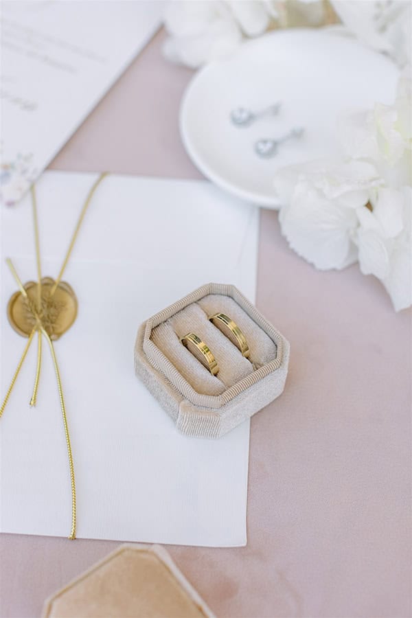 all-time-classic-summer-wedding-corfu-white-roses-lisianthus_10