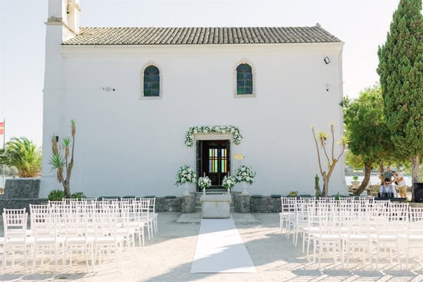 all-time-classic-summer-wedding-corfu-white-roses-lisianthus_17
