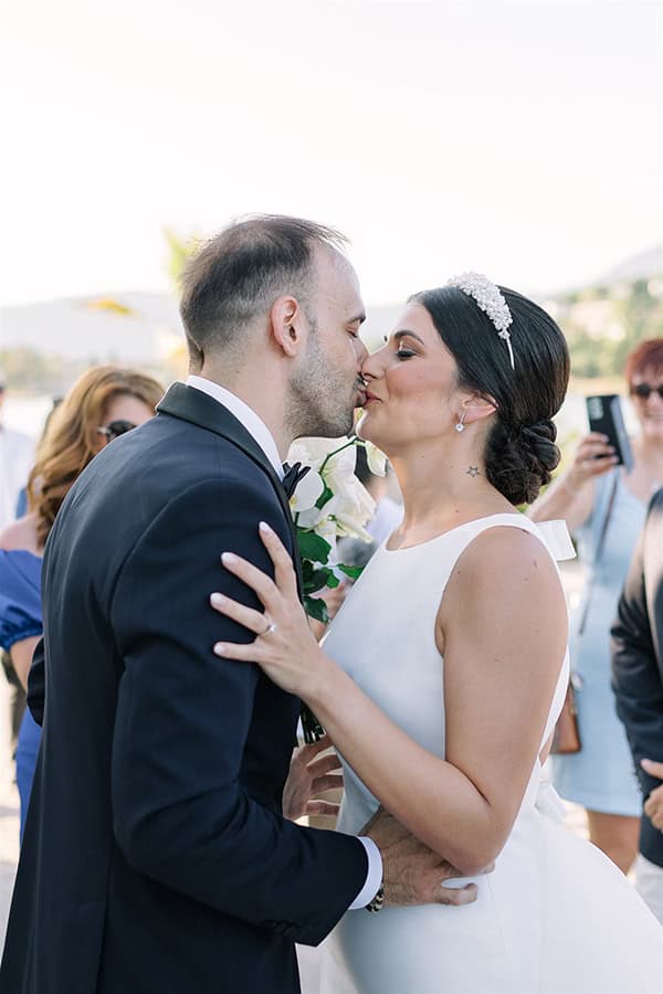 all-time-classic-summer-wedding-corfu-white-roses-lisianthus_24