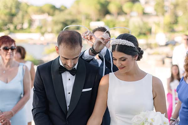 all-time-classic-summer-wedding-corfu-white-roses-lisianthus_26