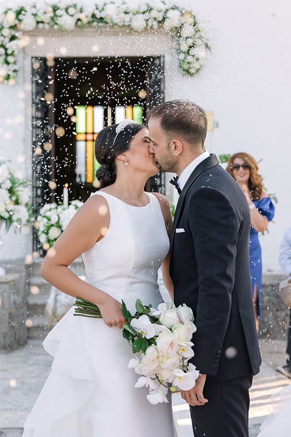 all-time-classic-summer-wedding-corfu-white-roses-lisianthus_30