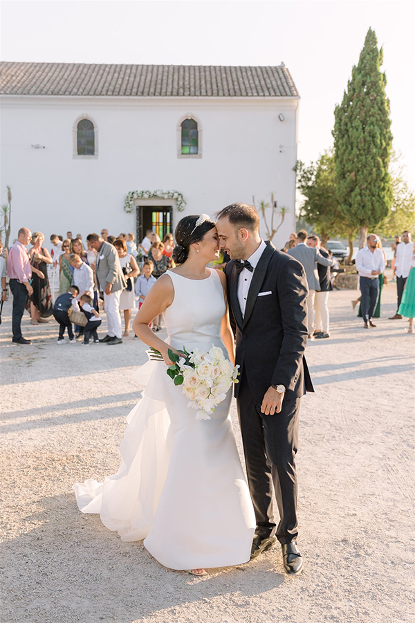 all-time-classic-summer-wedding-corfu-white-roses-lisianthus_31