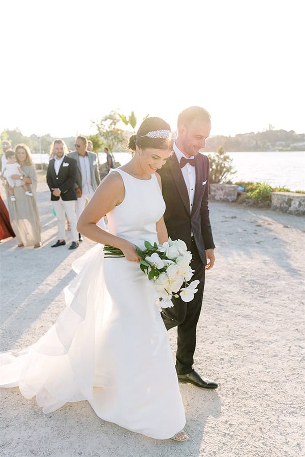 all-time-classic-summer-wedding-corfu-white-roses-lisianthus_32