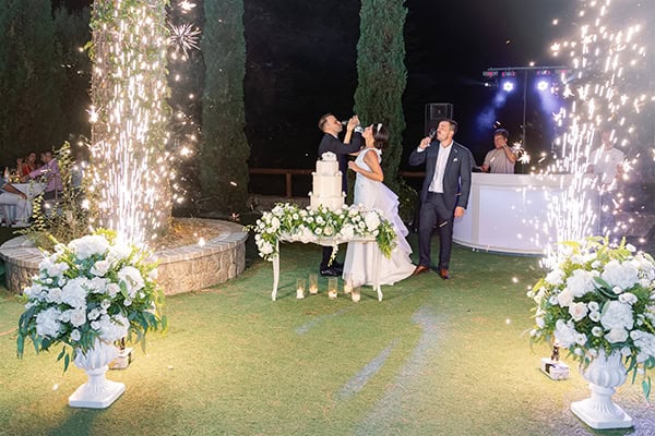 all-time-classic-summer-wedding-corfu-white-roses-lisianthus_42