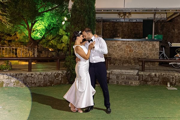 all-time-classic-summer-wedding-corfu-white-roses-lisianthus_43