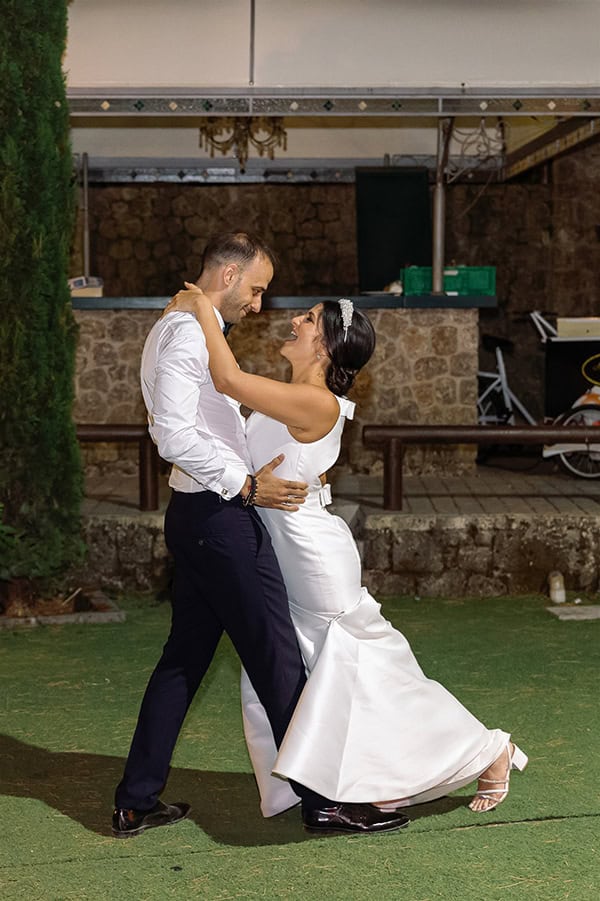 all-time-classic-summer-wedding-corfu-white-roses-lisianthus_44