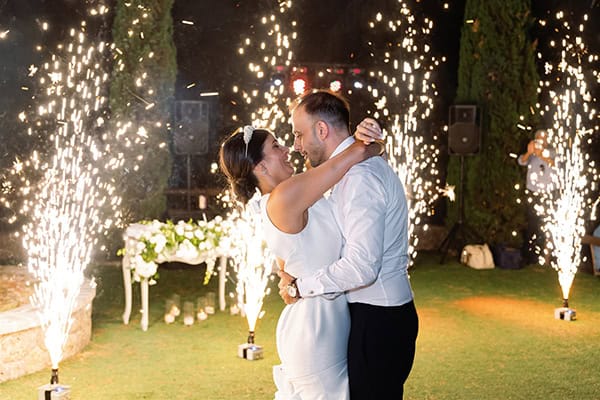 all-time-classic-summer-wedding-corfu-white-roses-lisianthus_45