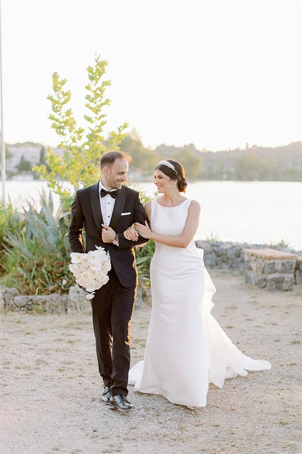 all-time-classic-summer-wedding-corfu-white-roses-lisianthus_46