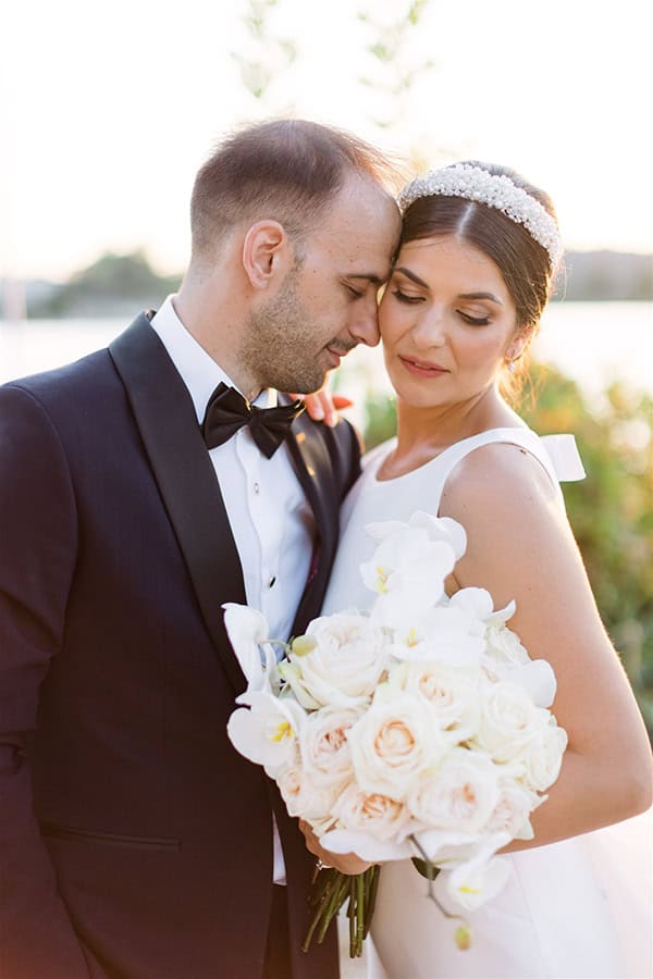 all-time-classic-summer-wedding-corfu-white-roses-lisianthus_47