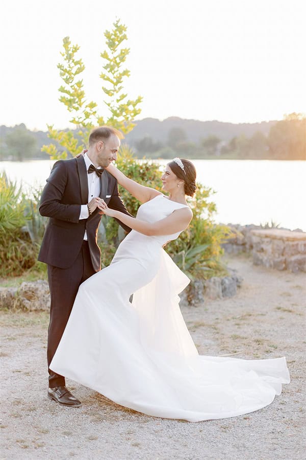 all-time-classic-summer-wedding-corfu-white-roses-lisianthus_48