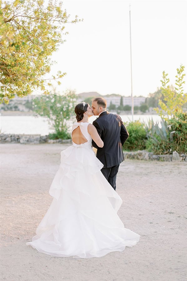 all-time-classic-summer-wedding-corfu-white-roses-lisianthus_49