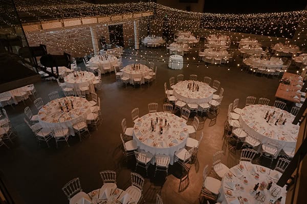 beautiful-summer-wedding-nicosia-red-chrysanthemum-white-roses_18