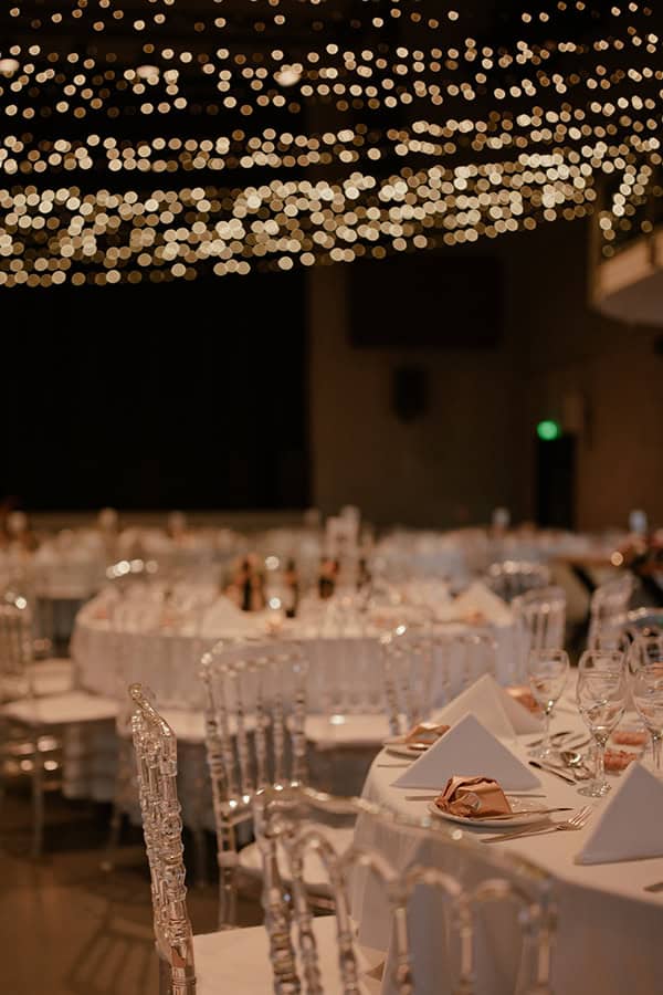 beautiful-summer-wedding-nicosia-red-chrysanthemum-white-roses_19