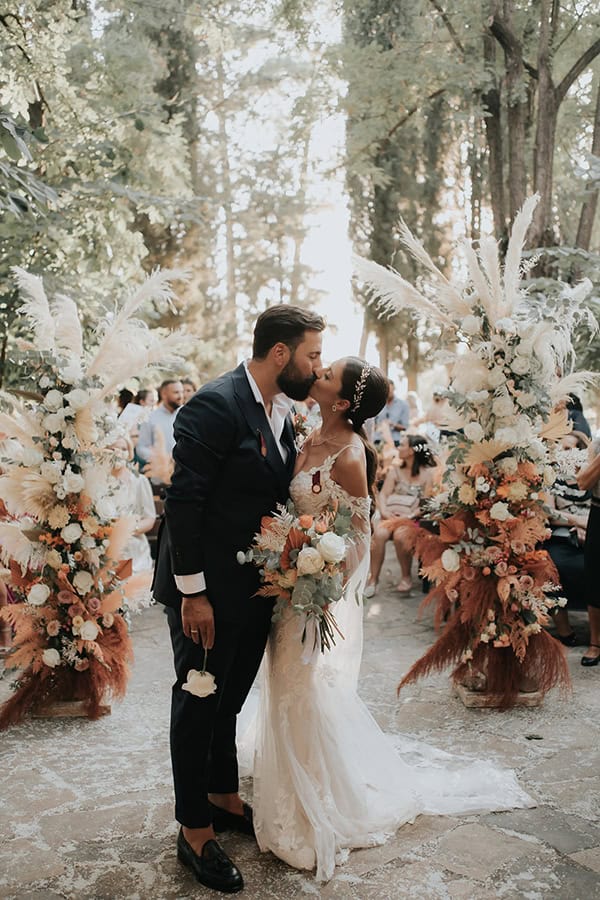 beautiful-summer-wedding-wonderful-florals-terracotta-hues_47x