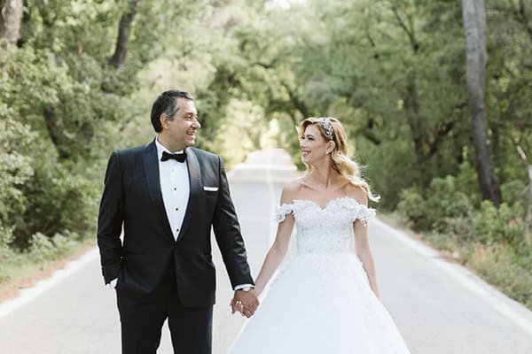 Ολάνθιστος καλοκαιρινός γάμος στην Αθήνα σε διαχρονικές λευκές αποχρώσεις │ Φραντσέσκα & Νίκος Ολάνθιστος καλοκαιρινός γάμος στην Αθήνα σε διαχρονικές λευκές αποχρώσεις │ Φραντσέσκα & Νίκος