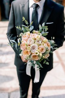 Όμορφο νυφικό μπουκέτο με τριαντάφυλλα σε παστέλ αποχρώσεις