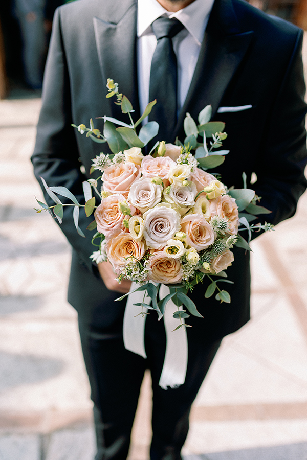 Όμορφο νυφικό μπουκέτο με τριαντάφυλλα σε παστέλ αποχρώσεις