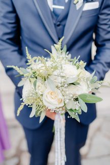 Ρομαντική νυφική ανθοδέσμη με λευκά τριαντάφυλλα και φύλλα ελιάς