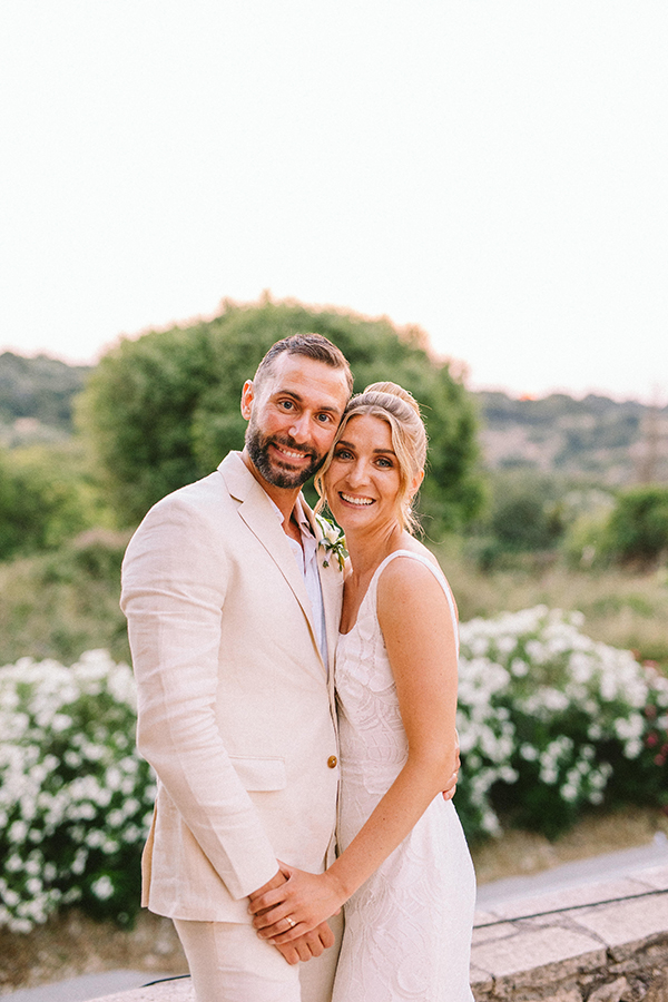 chic-summer-wedding-crete-all-white-romantic-florals_01