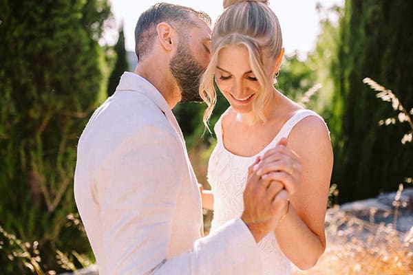 chic-summer-wedding-crete-all-white-romantic-florals_03x