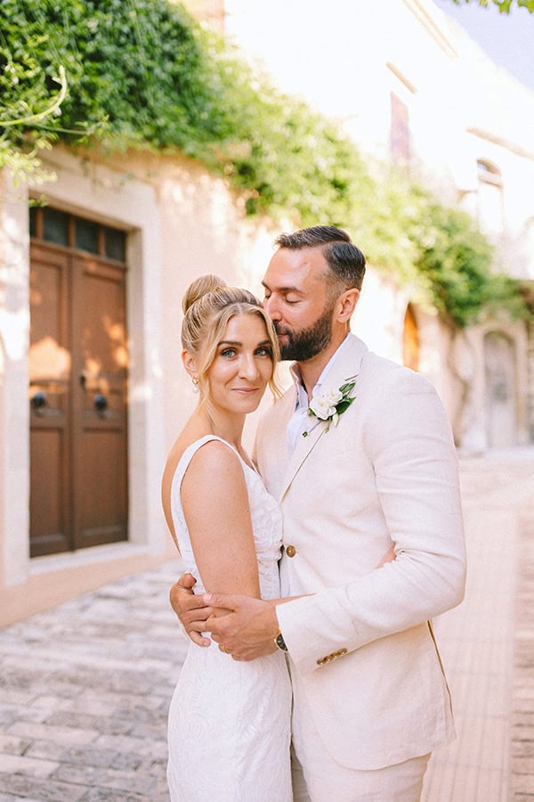 chic-summer-wedding-crete-all-white-romantic-florals_32z