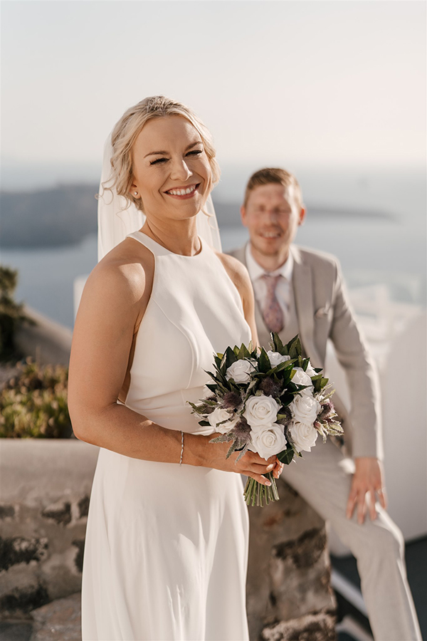 dreamy-summer-wedding-santorini-white-roses-gold-details_03