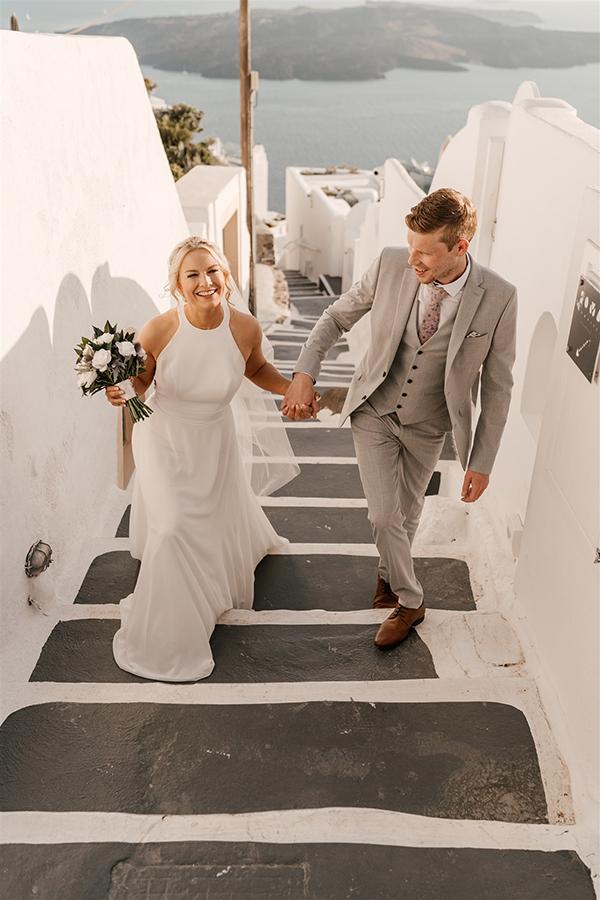 dreamy-summer-wedding-santorini-white-roses-gold-details_03x