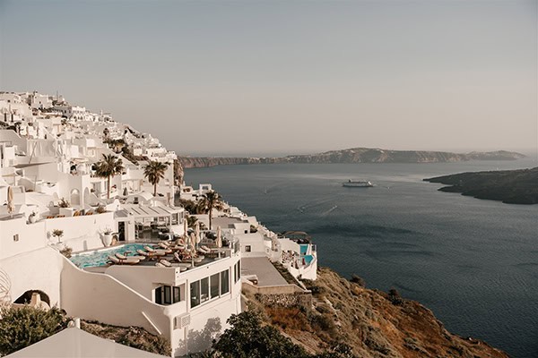 dreamy-summer-wedding-santorini-white-roses-gold-details_04