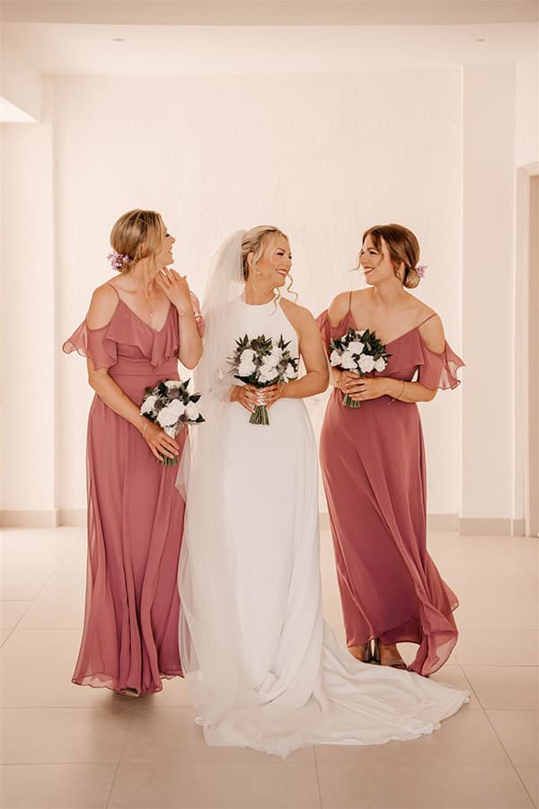 dreamy-summer-wedding-santorini-white-roses-gold-details_06x