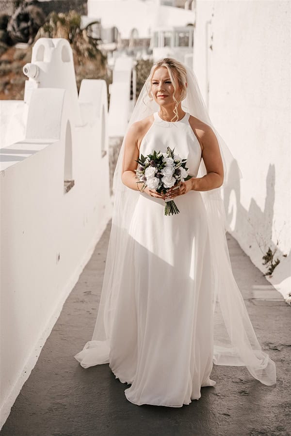dreamy-summer-wedding-santorini-white-roses-gold-details_07
