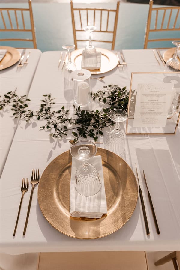 dreamy-summer-wedding-santorini-white-roses-gold-details_15