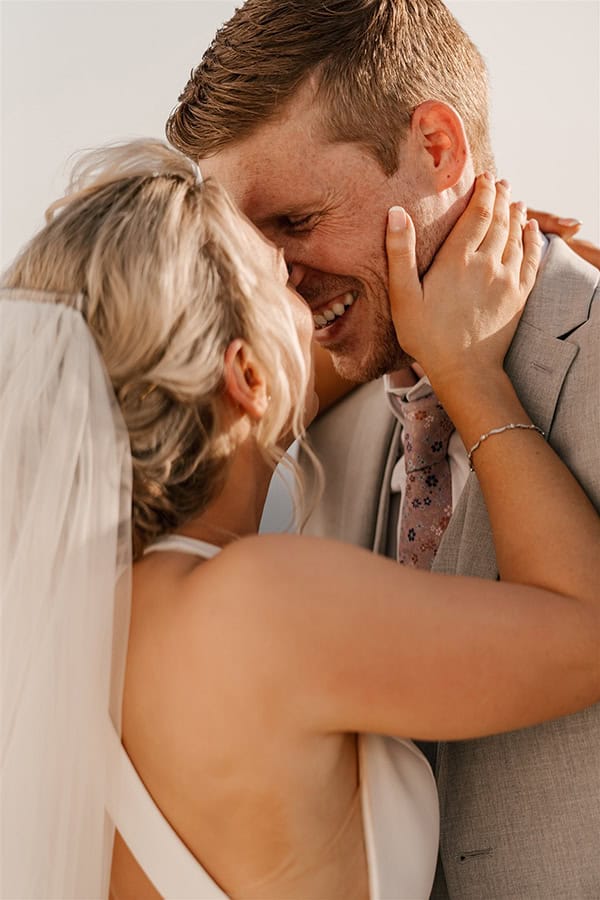 dreamy-summer-wedding-santorini-white-roses-gold-details_33x