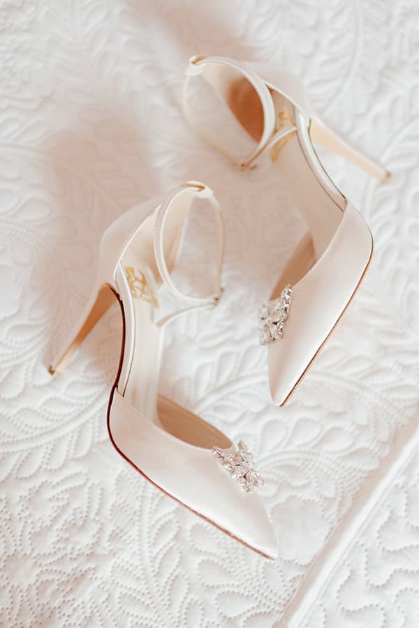 lovely-summer-wedding-agrinio-white-roses-eucalyptus_07